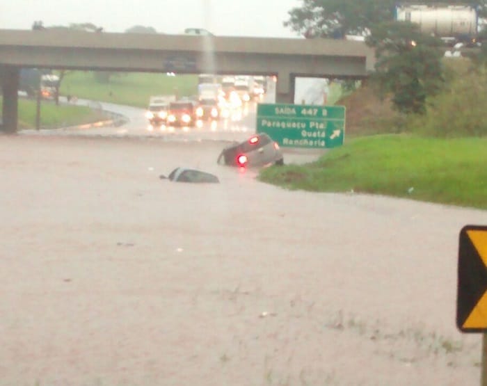 Carros ficaram encobertos pela água em rodovia (Foto: Arquivo Pessoal)