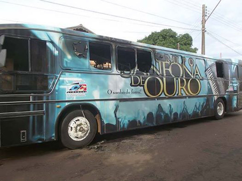 Ã”nibus de grupo musical é incendiado no centro de CM