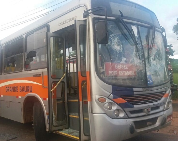 Ã”nibus de transporte público ficou destruído (Foto: Corpo de Bombeiros/Divulgação)