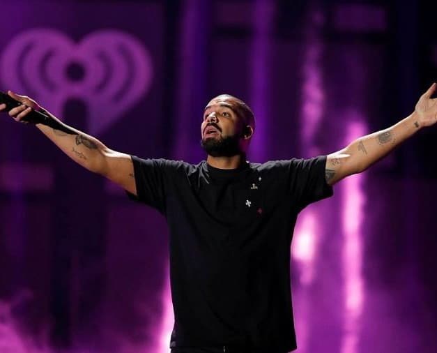 O rapper canadense Drake se apresenta no iHeartRadio Music Festival, em Las Vegas (imagem: Christopher Polk/Getty Images for iHeartMedia)