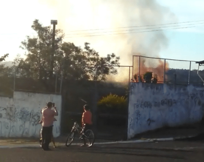Altura das chamas assustou moradores que passaram pelo local (Foto: Arquivo Pessoal)