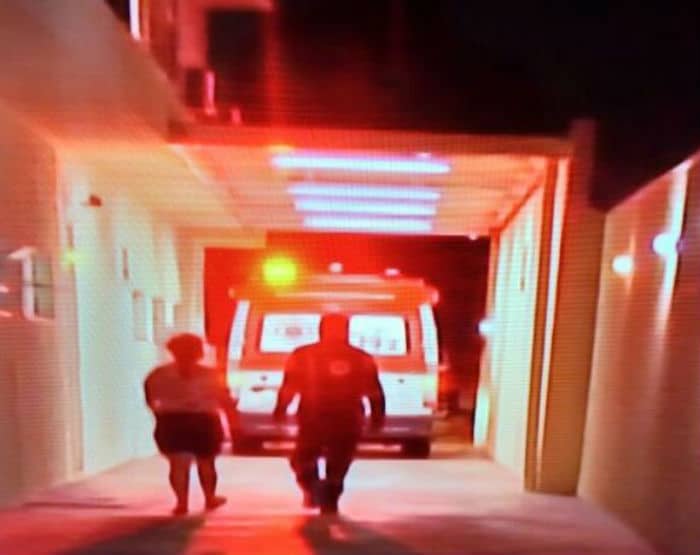 Momento em que a pequena Cintia era levada pelo Samu - morte da criança fato causou grande comoção (Foto: Reprodução/Canezin â€“ Canal 38)