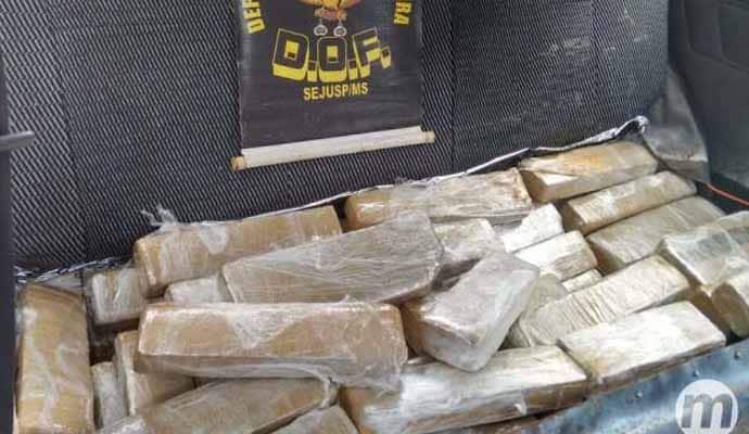 65 tabletes de maconha foram encontrados no interior do veículo (Foto: Midiamax)