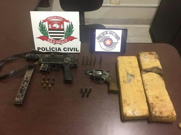 Dois tijolos de maconha, armas e quatro motocicletas foram apreendidas (Foto: Polícia Civil/Divulgação)