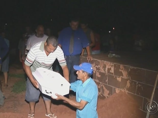 Bebês foram trocados no necrotério e túmulo foi violado (Foto: Reprodução / TV TEM) 