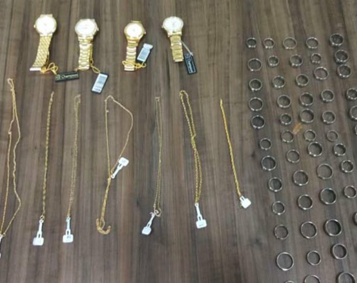 Objetos furtados apreendidos na residência do acusado (Foto: Reprodução/i7Notícias)