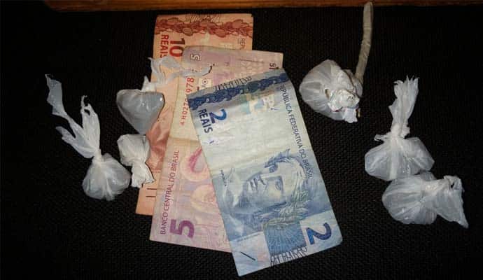Dinheiro e porções de maconha também foram apreendidos (Foto: Reprodução/i7Notícias)