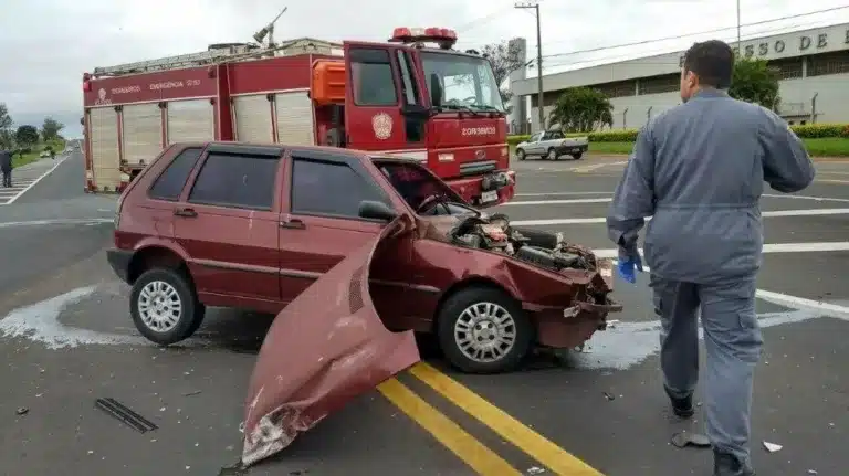 Carros colidem em trevo da Rodovia Comandante João Ribeiro de Barros (Foto: Do Tupã Notícias)