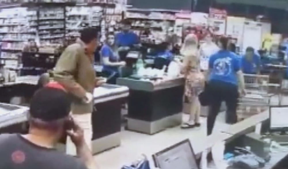 Homem (de casaco marrom) circulou pelo mercado com uma faca e ameaçou clientes (Foto: Reprodução / Circuito de Segurança )