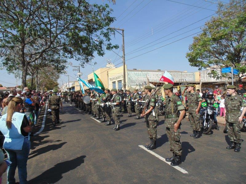 Milhares de pessoas acompanham desfile do 'Dia da Independência' em Assis (Foto: AssisNews)