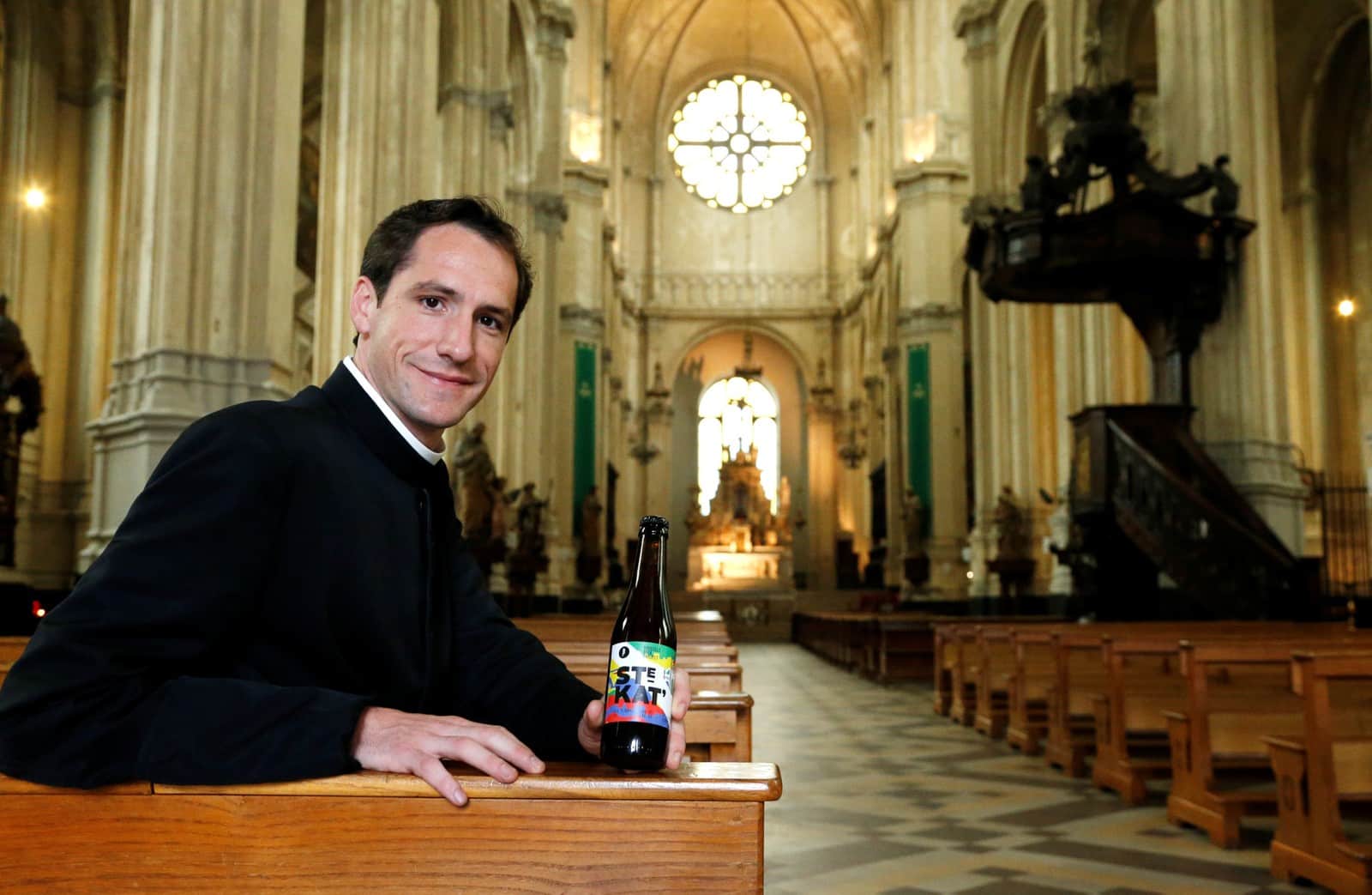 O padre belga Jeremie posa com uma cerveja chamada Ste Kat dentro da igreja Sainte-Catherine em Bruxelas, na Bélgica, durante o lançamento da bebida que busca levantar fundos para a restauração de prédios na cidade (Foto: Francois Lenoir/Reuters)