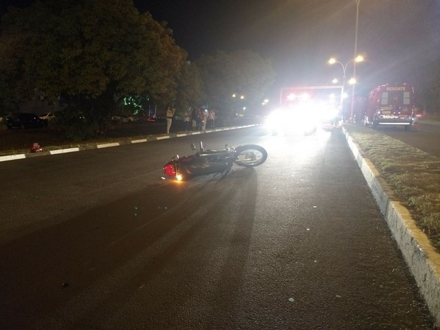 Acidente ocorreu na Avenida Manoel Goulart, em Presidente Prudente (Foto: Stephanie Fonseca/G1)