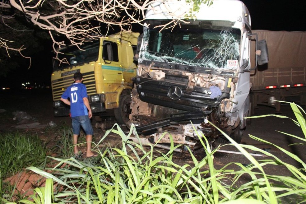 Duas carretas se envolveram no acidente em Marília (Foto: Campestre FM / Divulgação )