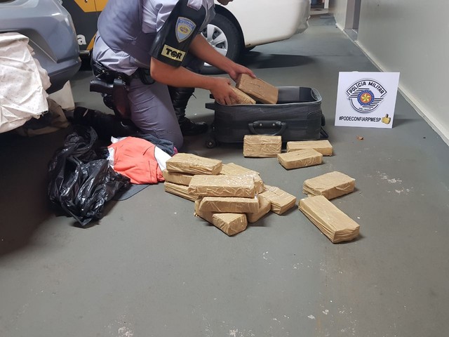 Droga estava em uma mala dentro do carro abordado na Raposo Tavares em Assis (Foto: Polícia Rodoviária / Divulgação )