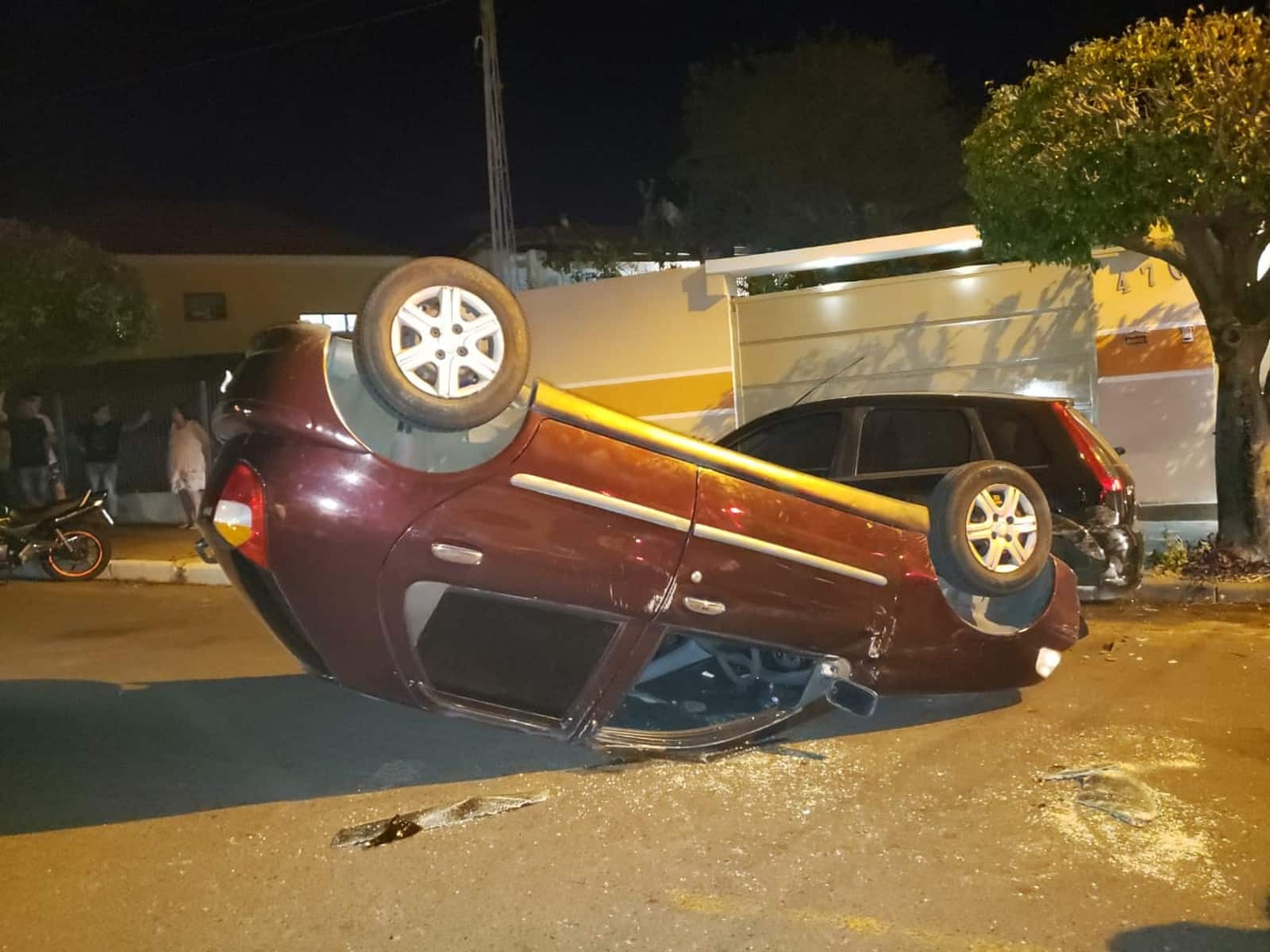 Carro bateu contra um veículo que estava estacionado na via; motorista teve ferimentos leves — Foto: Corpo de Bombeiros/ Divulgação