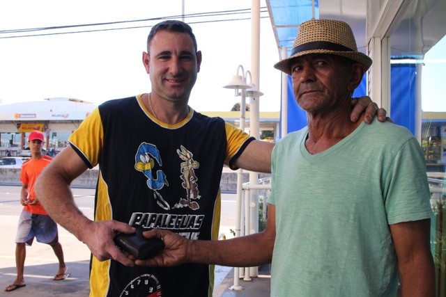Mauro entrega a carteira que achou perdida em posto de combustível para o dono (Foto: Brunno Alexandre/Marília Notícia)