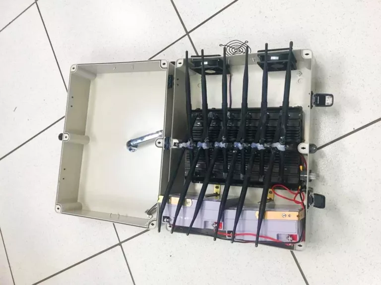 Objeto encontrado era uma maleta bloqueadora de sinal (Foto: Polícia Militar)