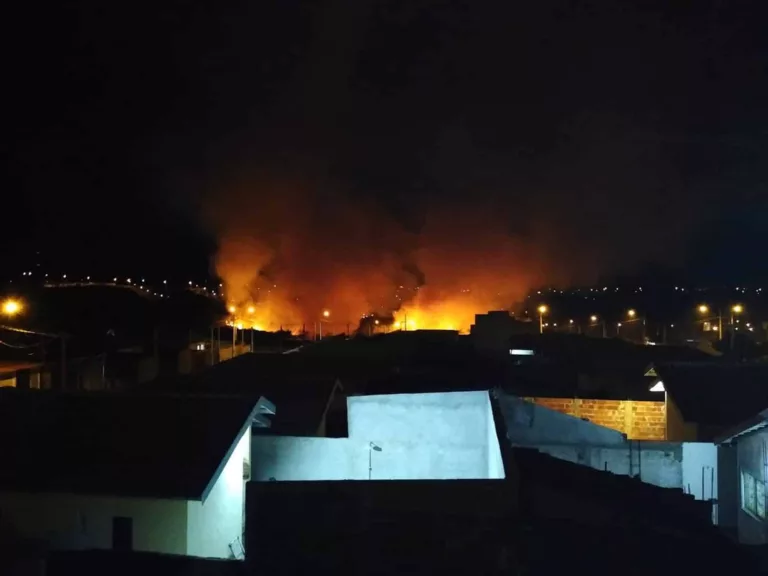 Queimada atinge área próxima ao bairro Maracá em Marília (Foto: Redes Sociais)