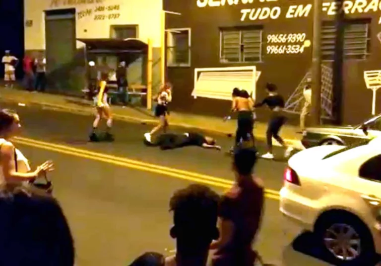 Segurança da boate ficou caído na rua após sofrer agressão (Foto: Arquivo pessoal)