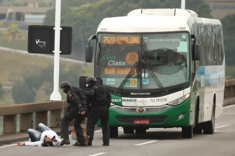 William cai atingido por sniper — Foto: Fabiano Rocha/ Agência O Globo