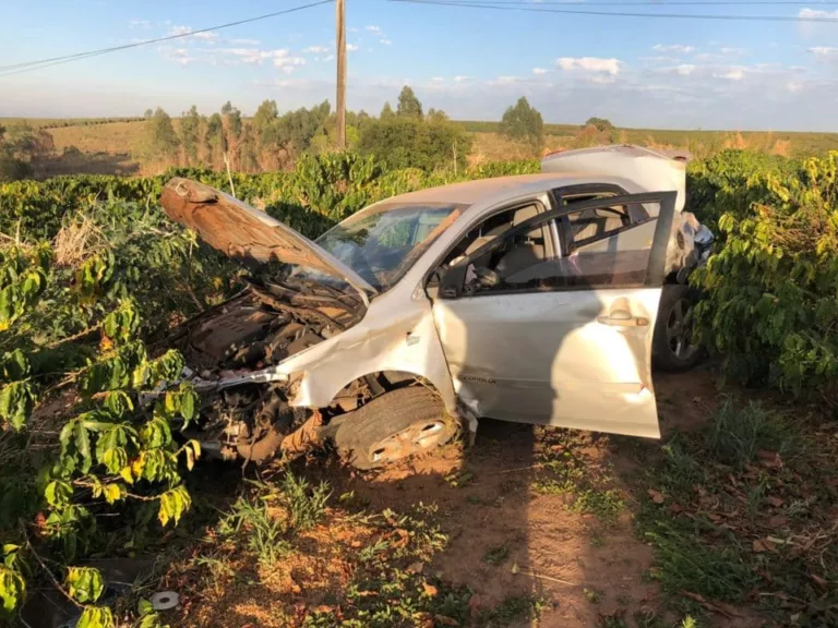 Motorista perdeu o controle e carro parou no cafezal (Foto: Divulgação)