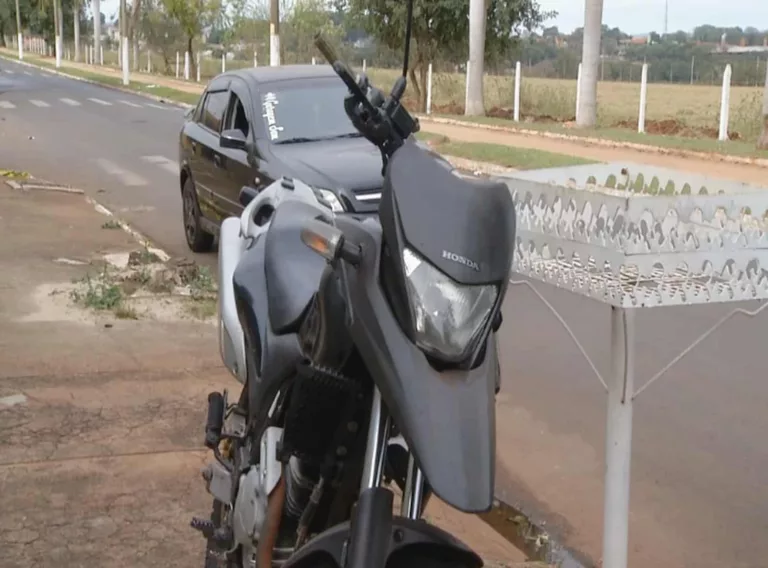 O homem foi arremessado do veículo e atingiu uma caminhonete que vinha no sentido contrário (Foto: Reprodução/TV TEM)