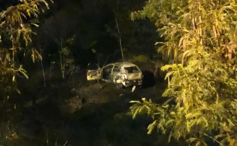 Carro caiu em uma ribanceira e começou a pegar fogo em Marília (SP) — Foto: Divulgação/Corpo de Bombeiros