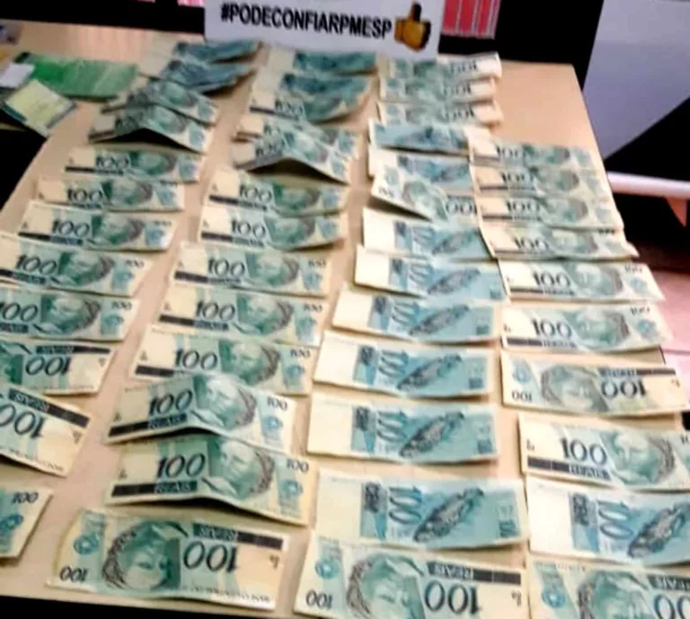 As cédulas falsas apreendidas em Tarumã e encaminhadas para a Polícia Federal de Marília (Foto: Polícia Militar/Divulgação)