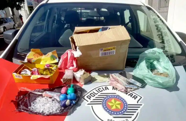 Além de chocolates, suspeito recebeu pelo Correio encomenda que também tinha drogas (Foto: Polícia Militar/Divulgação)