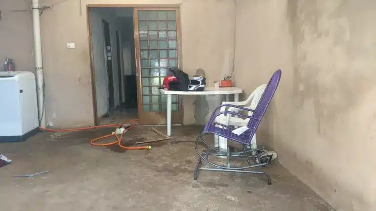 Criança foi agredida e teve o corpo queimado dentro de uma casa em Londrina (Foto: Alberto D'Angele/RPC)