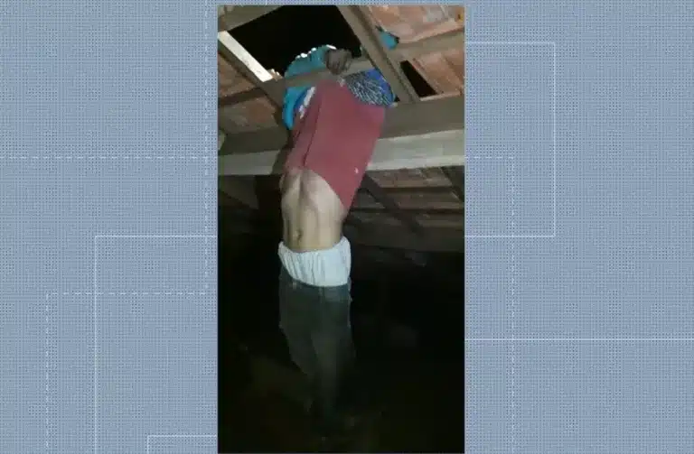 Uma telha quebrou enquanto suspeito andava em telhado, em Rolândia — Foto: Reprodução/RPC