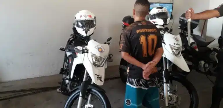 Adolescente de 17 anos é apreendido suspeito de roubar farmácia em Marília (Foto: Polícia Militar)
