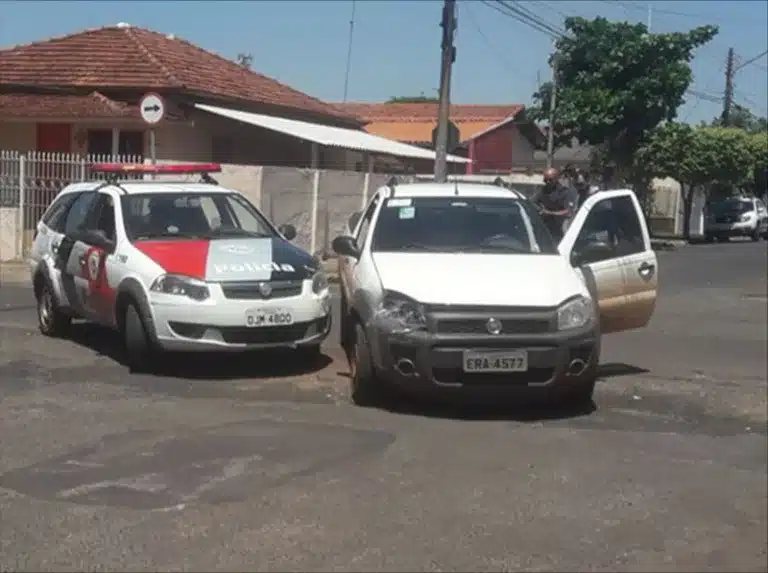 Veículo bate em viatura da PM em Paraguaçu Paulista (Foto: Denise Moreira/TV Paraguaçu)