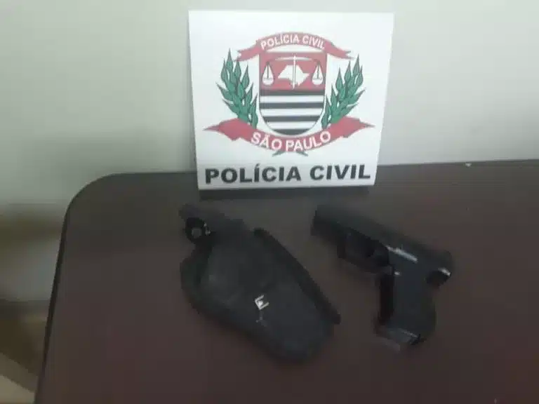 Simulacro de arma foi apreendido (Foto: Divulgação)