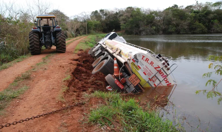 Caminhão carregado com óleo diesel tomba dentro de lagoa em Ibirarema (Foto: Divulgação/Corpo de Bombeiros)