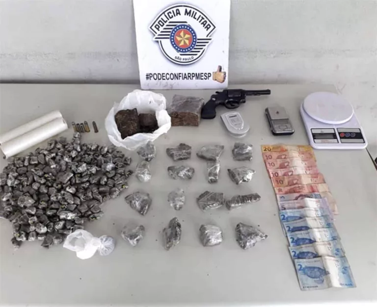 Adolescente é apreendido com mais de 100 porções de maconha e uma arma em Assis (Foto: Divulgação/Polícia Militar)