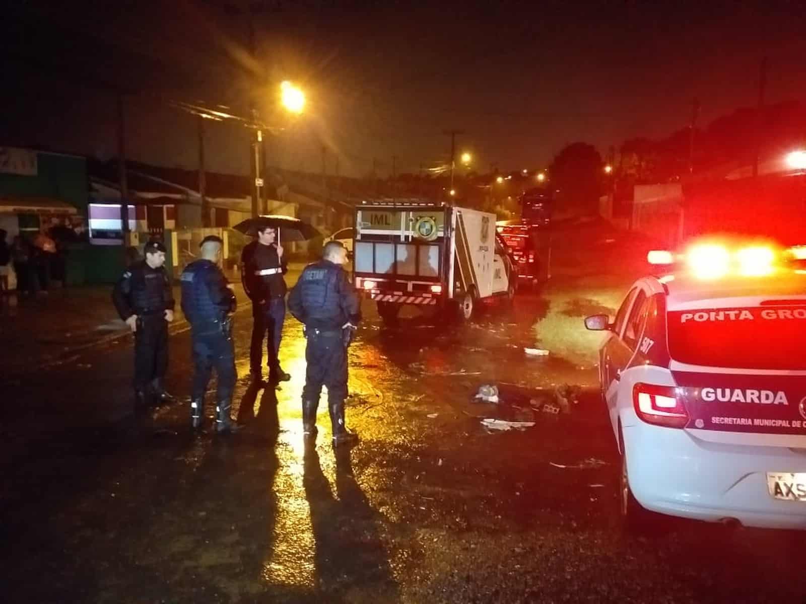 Suspeita é de que corpo foi arrastado pela água da chuva — Foto: Fábio Ângelo/RPC