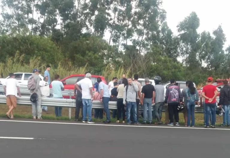 Acidente com o motociclista chamou a atenção de quem passava pelo local em Marília — Foto: Arquivo pessoal