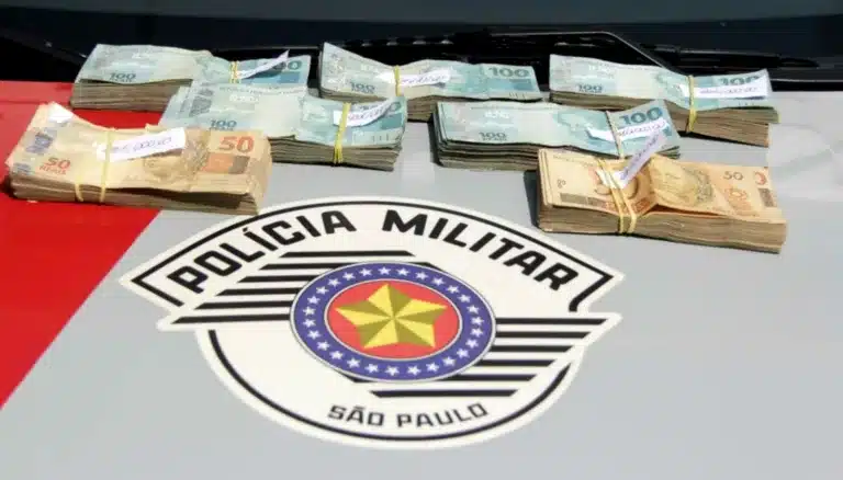 Os R$ 58 mil achados por mulher na porta de sua casa foram encaminhados para a polícia e valor será depositado em conta judicial (Foto: Samantha Ciuffa/Jornal da Cidade)