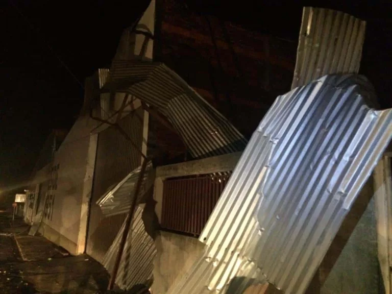 Defesa Civil de Paraguaçu atende famílias que tiveram casas destelhadas por forte ventania (Foto: Silvana Paiva)
