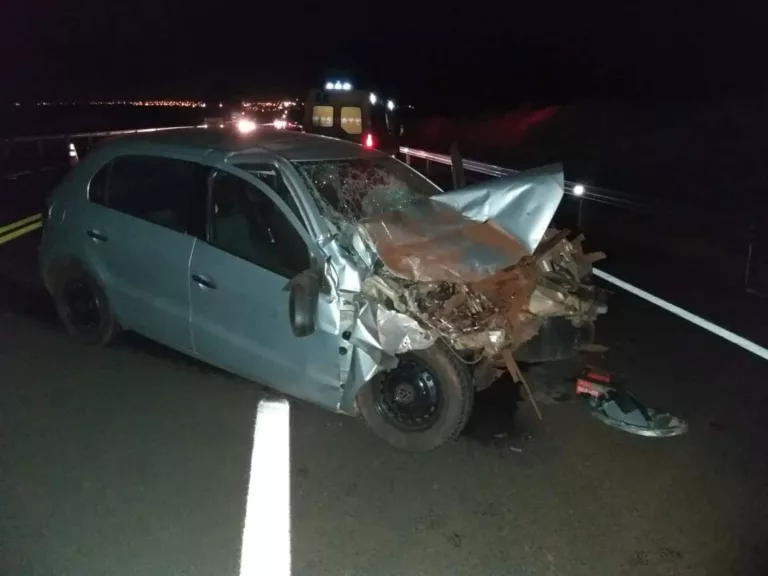 Motorista fica preso às ferragens após acidente em Tarumã (Foto: The Brothers/Cedida)