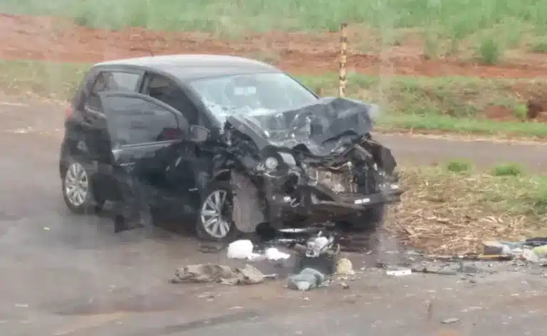 Carro ficou com a frente destruída e mulher acabou presa na ferragens e sofreu fratura na perna — Foto: Arquivo pessoal
