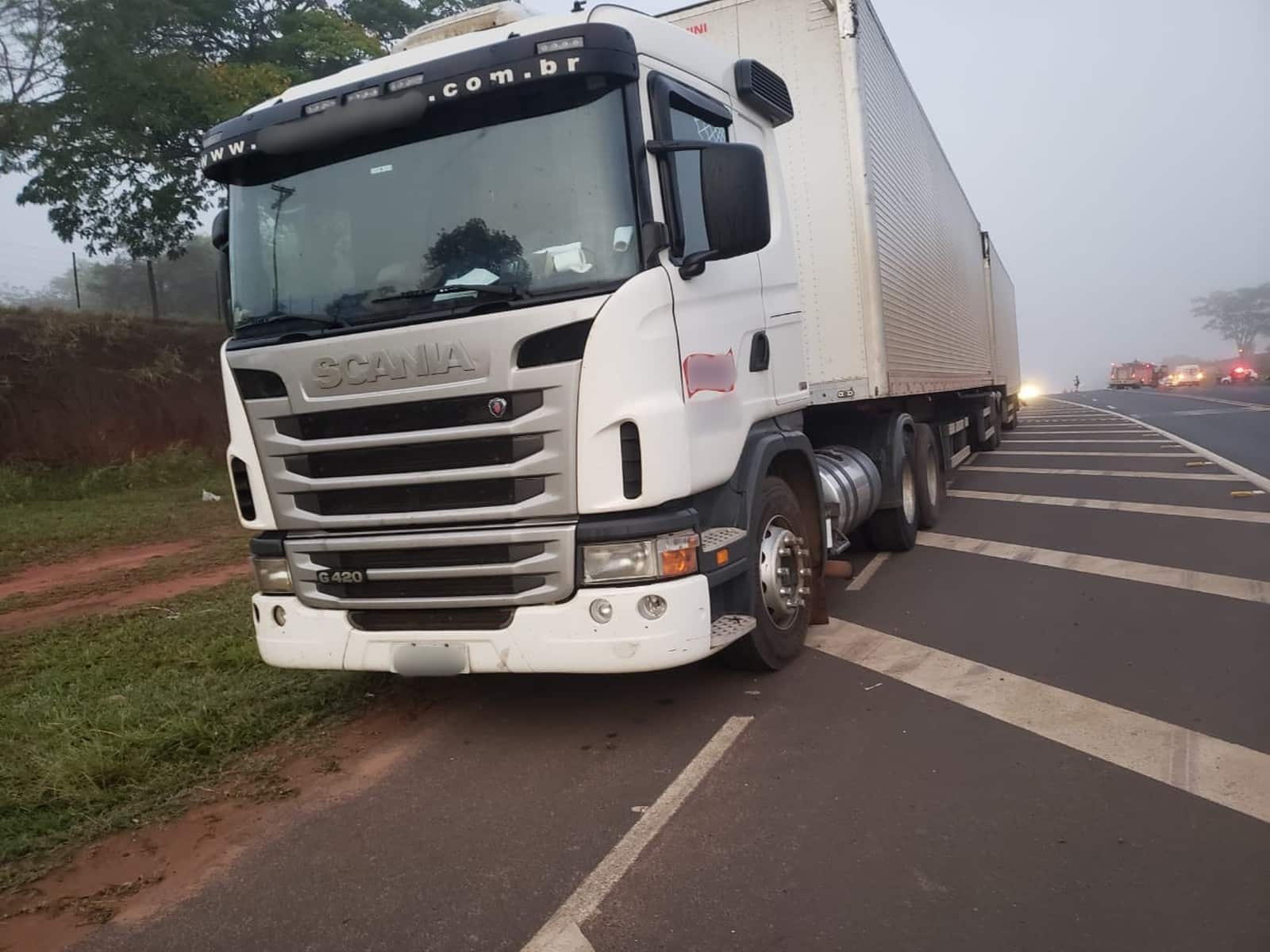 Carreta com salgadinho bate em veículo da prefeitura de Herculândia em rodovia de Tupã — Foto: Tupaense.com