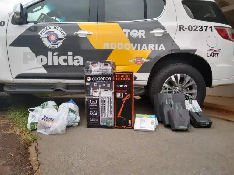 Com os suspeitos, policiais encontraram vários produtos que teriam sido comprados com o cartão furtado — Foto: Polícia Rodoviária/Divulgação