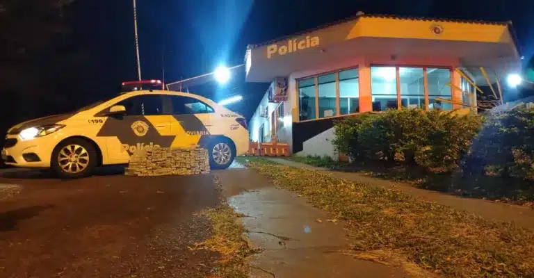 Policiais encontraram cerca de 150 kg de maconha escondidos no porta-malas do carro em Assis — Foto: Polícia Rodoviária/Divulgação