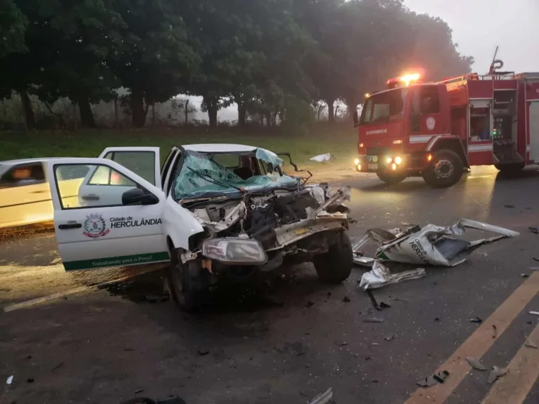 Carro da prefeitura de Herculândia fica destruído após colidir com carreta em rodovia de Tupã — Foto: Tupaense.com