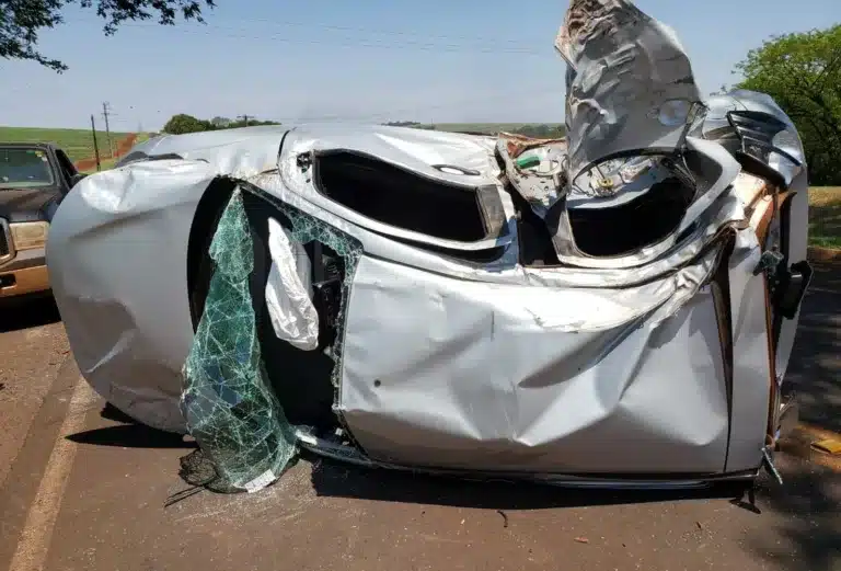 Carro que capotou na vicinal entre Maracaí e Roseta ficou bastante danificado após o choque com o caminhão — Foto: Polícia Civil/Divulgação