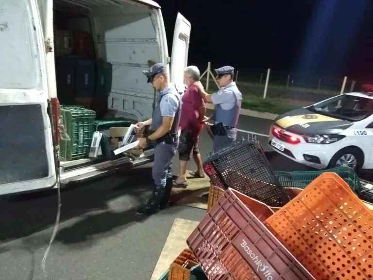Polícia Rodoviária apreende maços de cigarros atrás de caixas de hortifruti em rodovia de Marília — Foto: Polícia Rodoviária/Divulgação