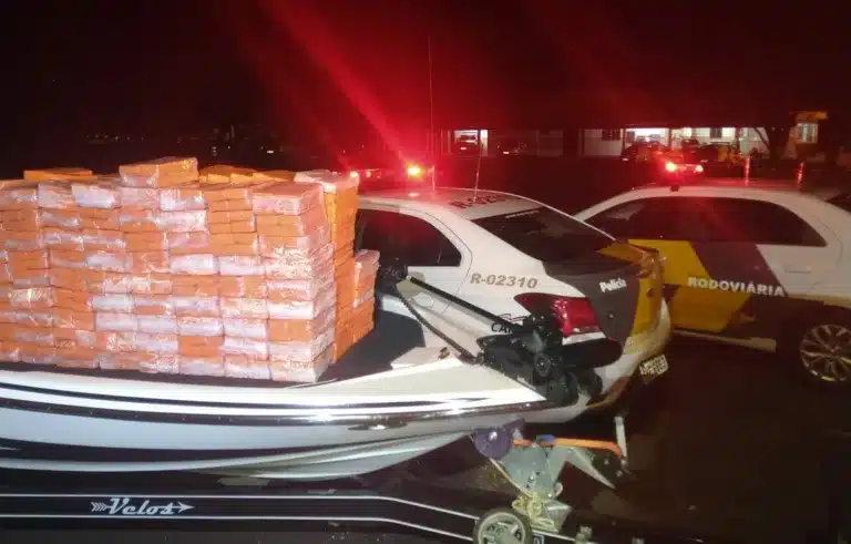 Em um fundo falso da lancha, policiais encontraram 746 tabletes de maconha, que pesaram 417 quilos — Foto: Polícia Rodoviária/Divulgação