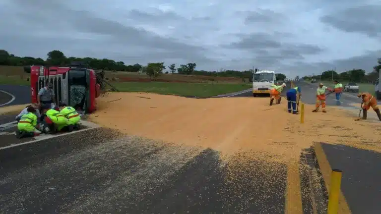 Equipes da concessionária fizeram o transbordo da carga em Assis — Foto: Polícia Rodoviária / Divulgação